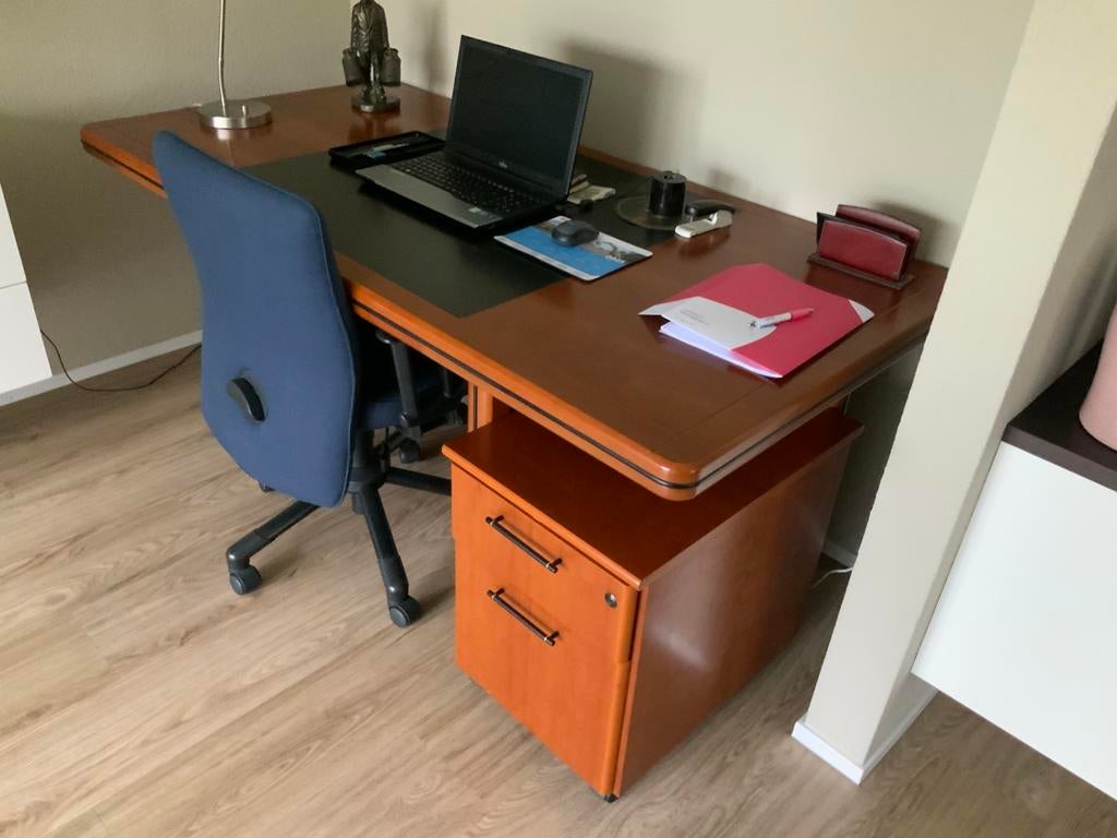Mordern bureau notenhout, Huis en Inrichting, Bureaus, Ophalen, Hout, Zo goed als nieuw, Computerbureau