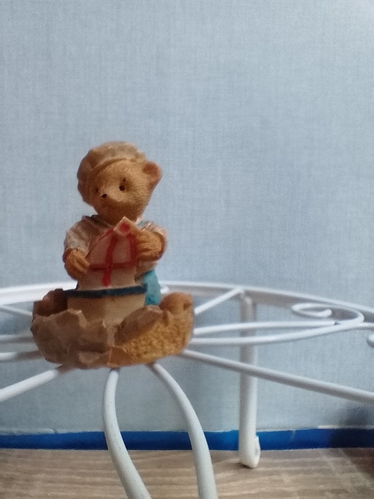 Decoratief beeldje van beer met zeilboot, Ophalen of Verzenden, Zo goed als nieuw, Dier