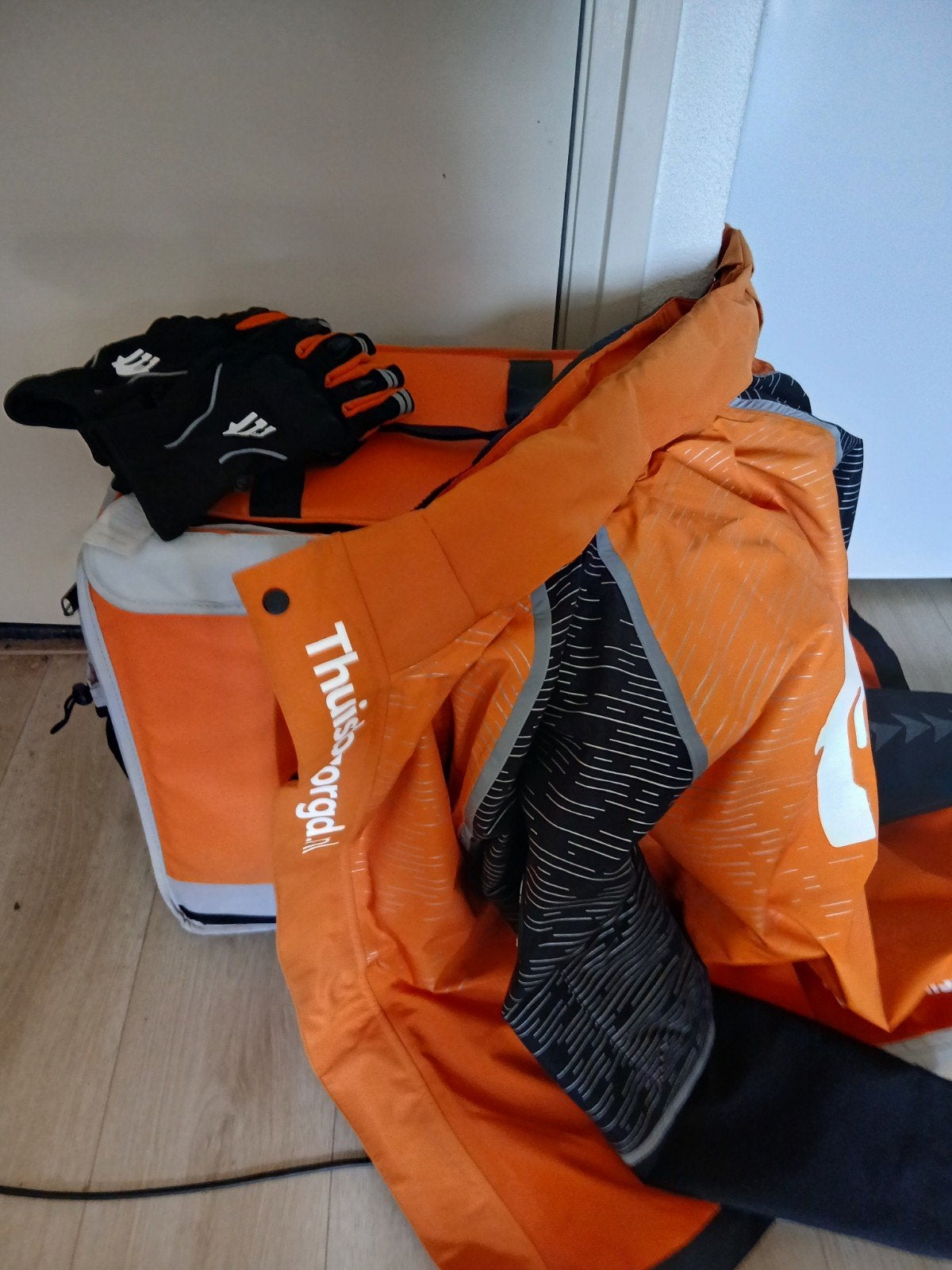 Gloednieuwe Thuisbezorgd Jas, Tas en handschoenen, Ophalen, Nieuw, 30 cm of meer, Minder dan 35 cm