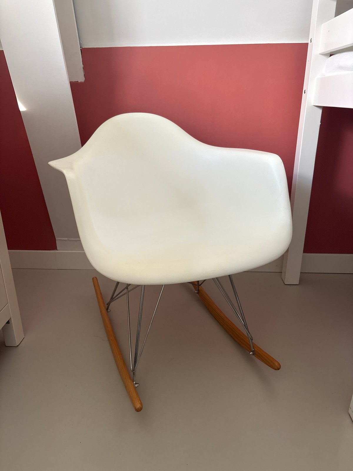 Witte schommelstoel, Eames-stijl, Ophalen, Kunststof, Gebruikt, Wit
