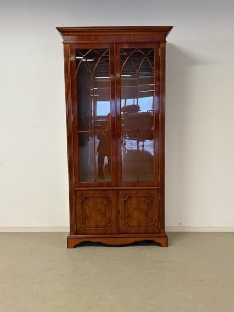 Display Cabinet / Vitrinekast in taxus, Ophalen, Engels / Heldense, Glas, 50 tot 100 cm