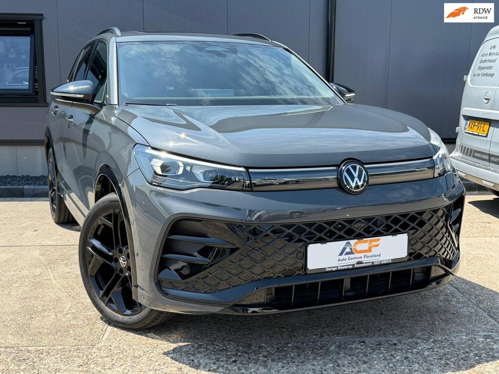 Volkswagen Tiguan 1.5 eHybrid R-Line / BLACKSTYLE / LEER / T, Auto's, Volkswagen, 1498 cc, Zwart, 4 cilinders, Hybride Elektrisch/Benzine