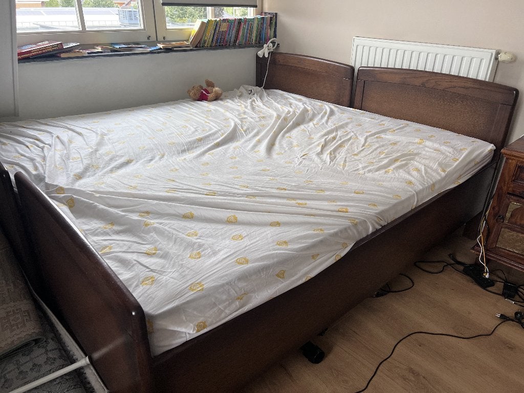 2 single electric beds with mattresss, Ophalen, Zo goed als nieuw, Eenpersoons, Hout