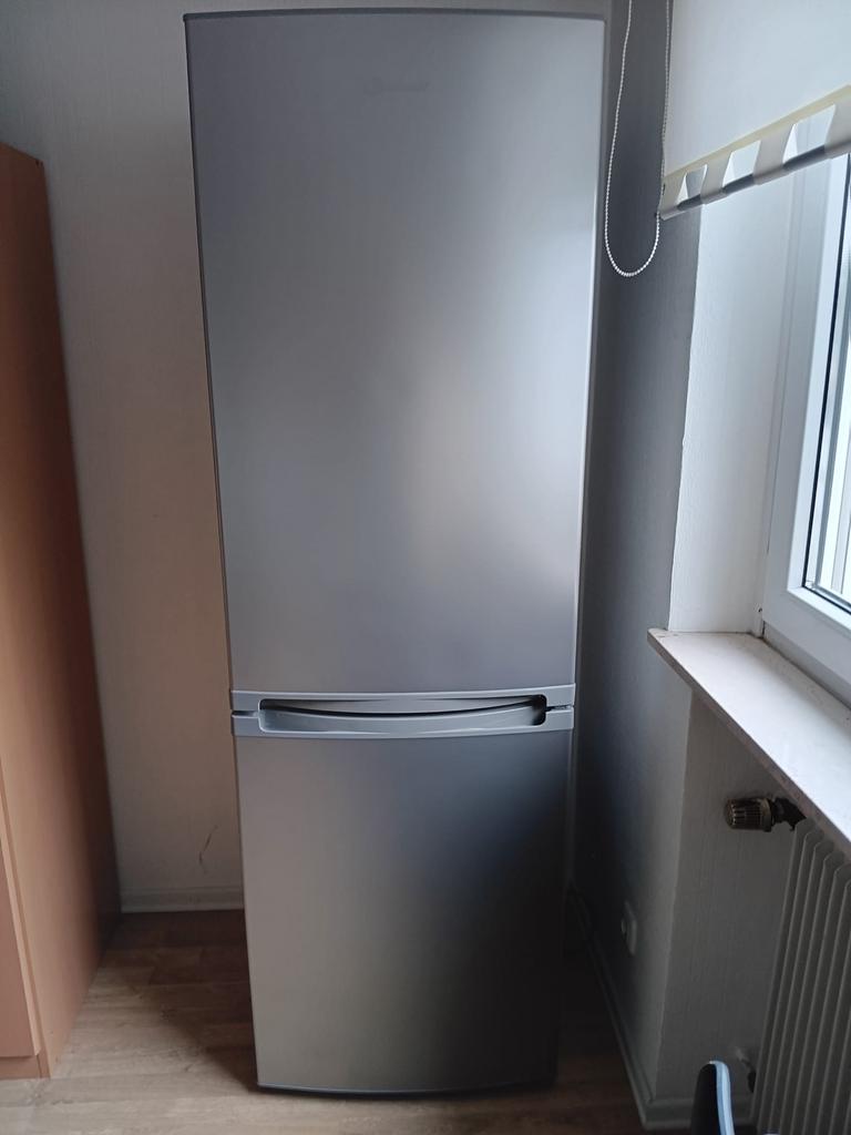 Nieuwe koelkast met vriezer - Modern en energiezuinig., Witgoed en Apparatuur, Koelkasten en IJskasten, 200 liter of meer, 60 cm of meer