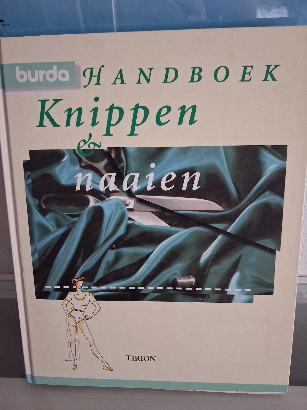 Burda handboek knippen & naaien, Ophalen of Verzenden, Zo goed als nieuw, Tirion, Borduren en Naaien
