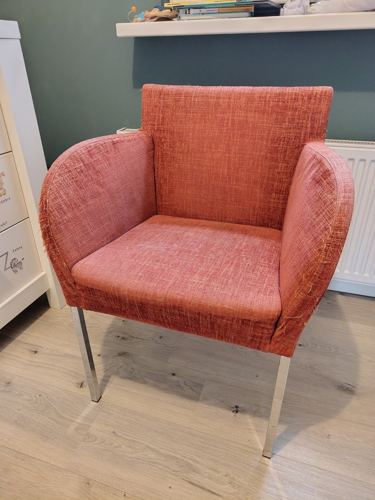 Comfortabele oranje stoel met metalen poten, Huis en Inrichting, Stoelen, Ophalen, Gebruikt, Overige kleuren, Stof