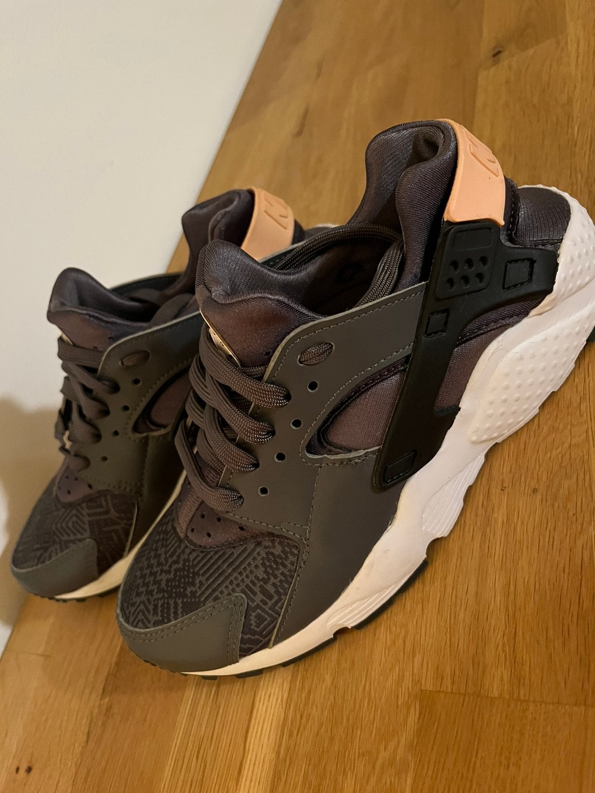 Nieuw Nike Huarache Run SE, Ophalen of Verzenden, Nieuw, Grijs, Sneakers of Gympen
