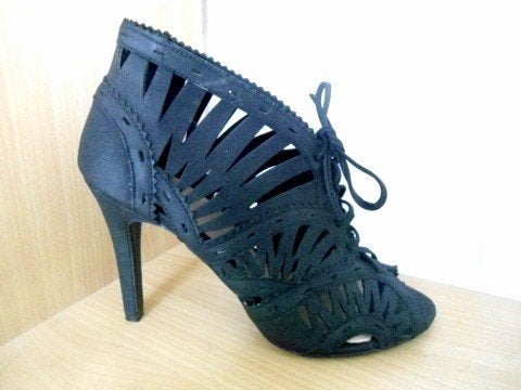 Nieuwe lederlook opengewerkte pump met vetersluiting mt 40, Ophalen, Pumps, Zwart, Nieuw