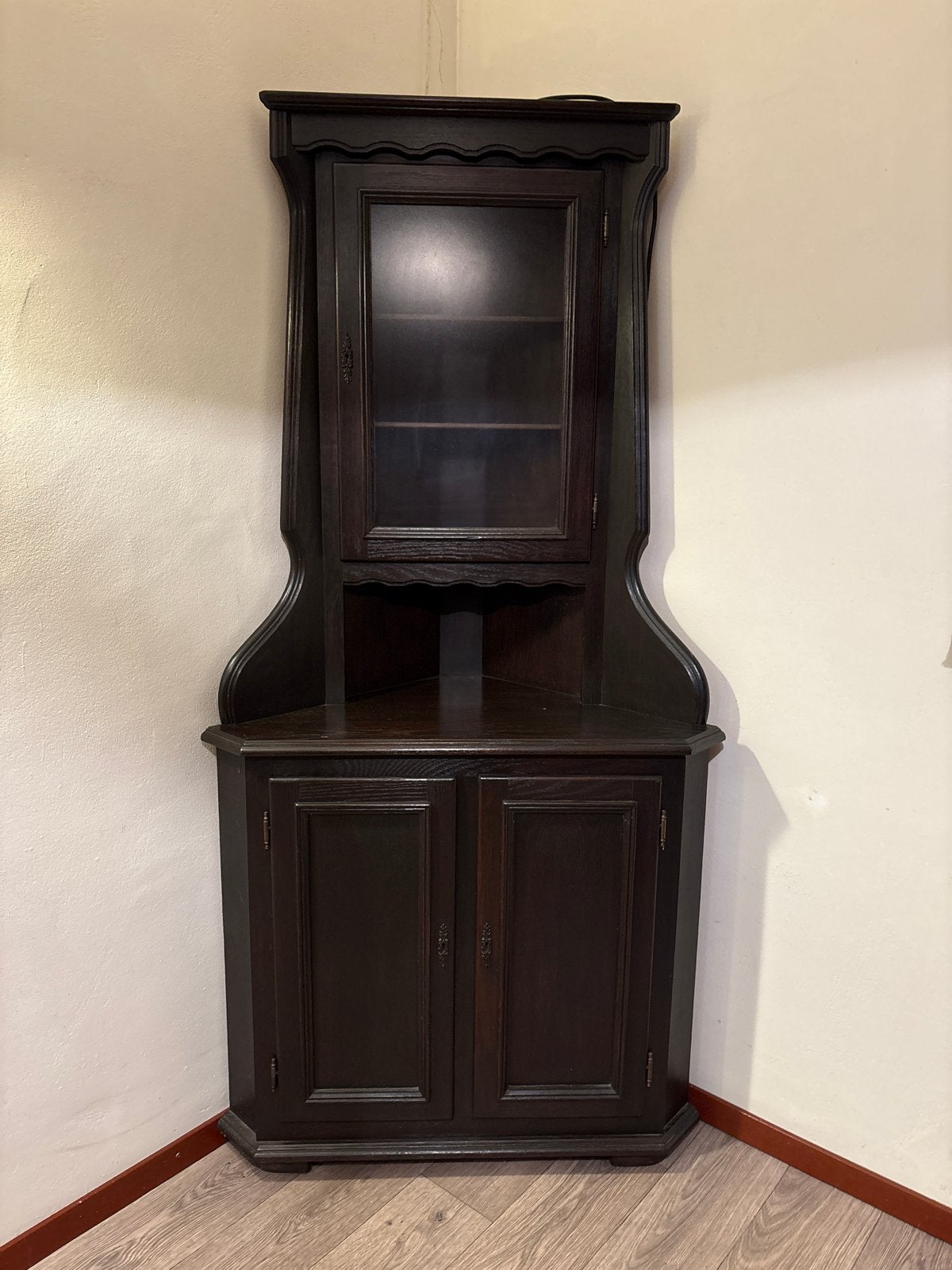 Antieke donkerhouten hoekkast met vitrine, Ophalen of Verzenden