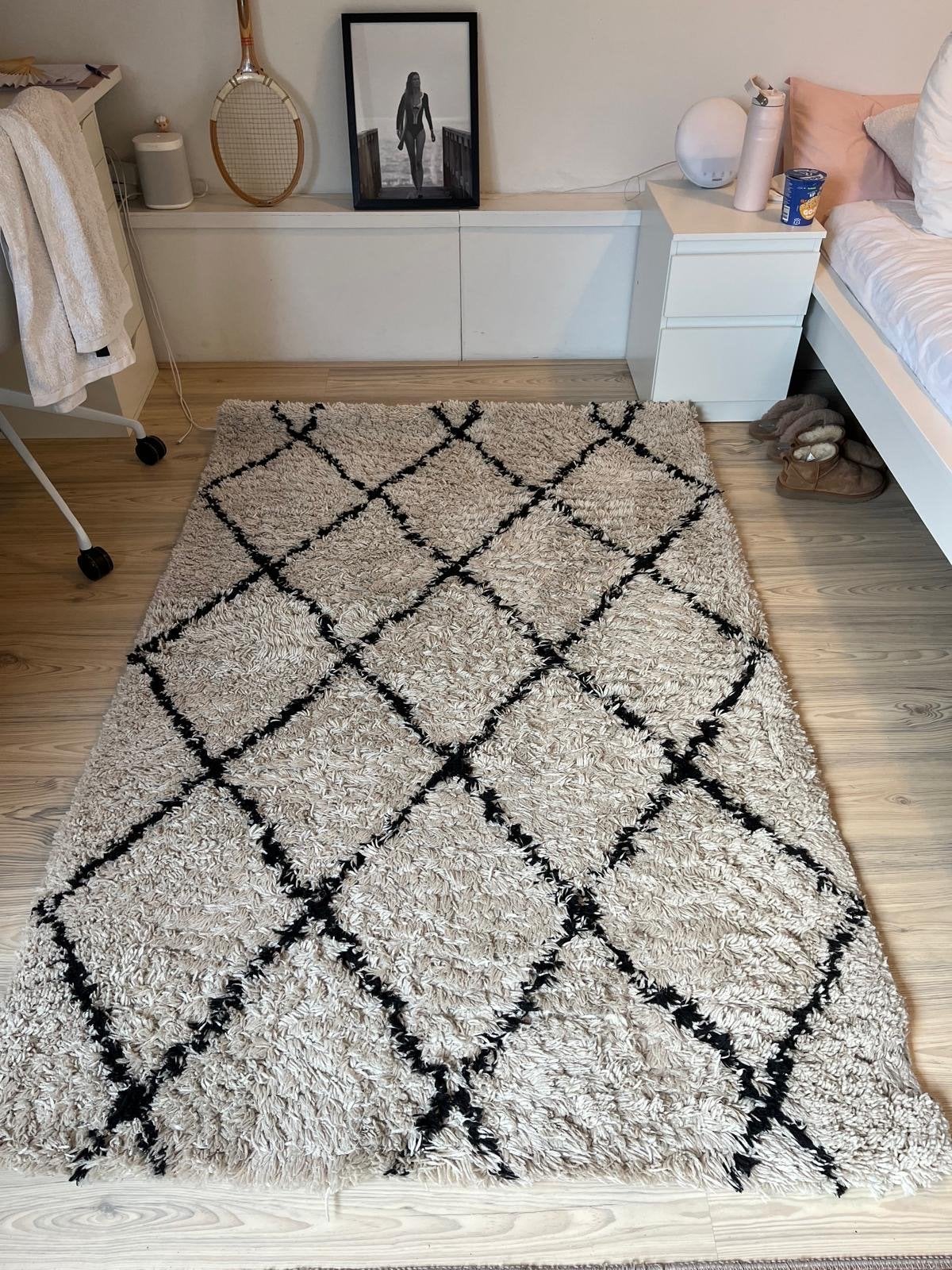 Modern kleed 120x160 cm - wit met zwart patroon, Huis en Inrichting, Stoffering | Tapijten en Kleden, Ophalen, Gebruikt, 100 tot 150 cm