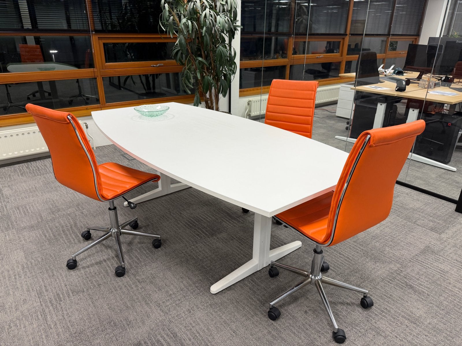 Moderne vergadertafel met 3 oranje bureaustoelen