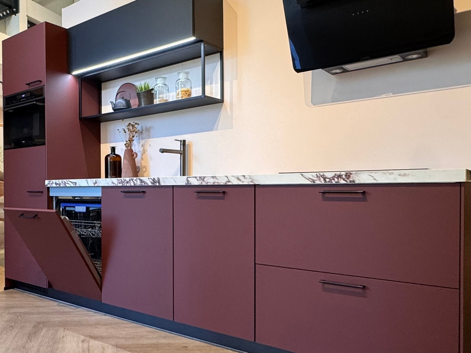 Showroomkeuken Empoli | roestrood | 320cm | compleet, Ophalen, Graniet of Steen, Enkelwandige keuken, Zo goed als nieuw