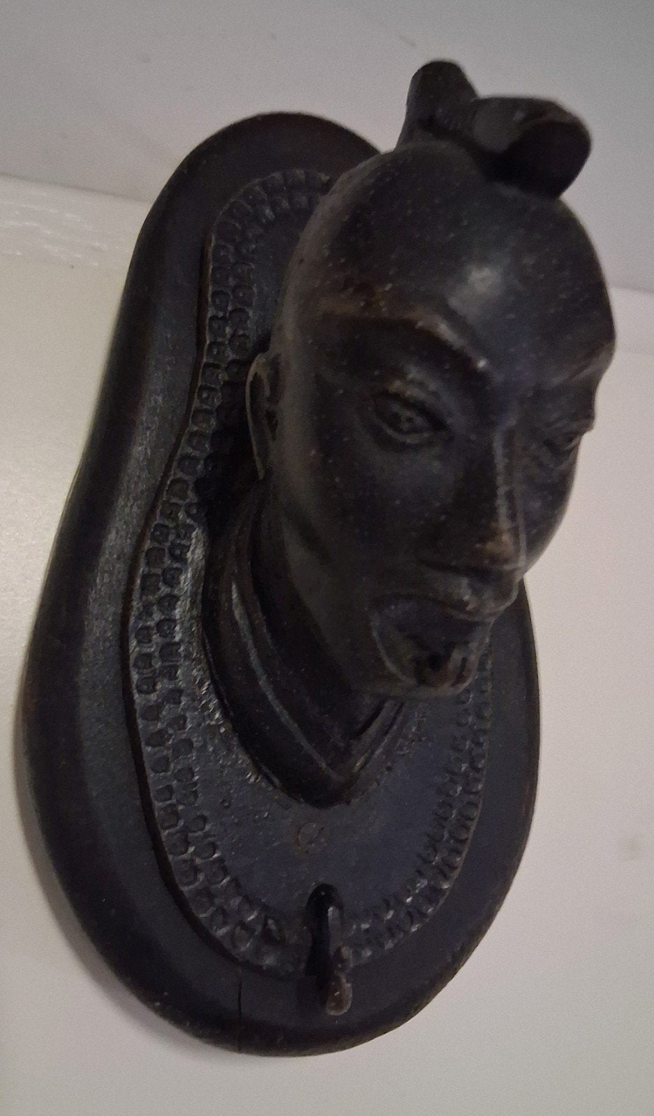 Antiek massief  bronzen ornament met houten plaat, Ophalen of Verzenden, Brons