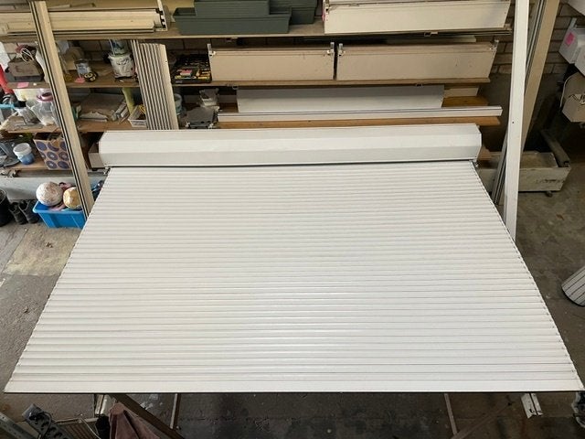 Wit elektrisch rolluik 272 cm breed x 250 cm hoog, Doe-het-zelf en Verbouw, Ophalen, Gebruikt, 200 cm of meer, Wit
