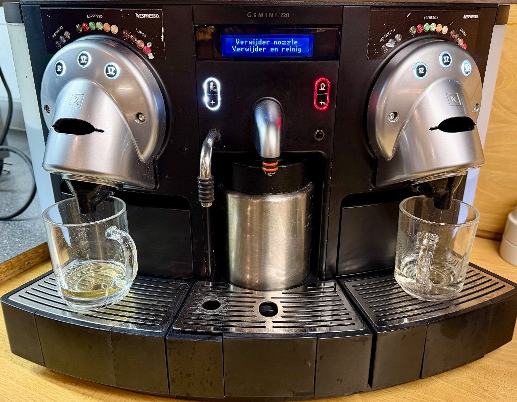 Nespresso Gemini 220, Ophalen, Gebruikt, 10 kopjes of meer, Koffiemachine