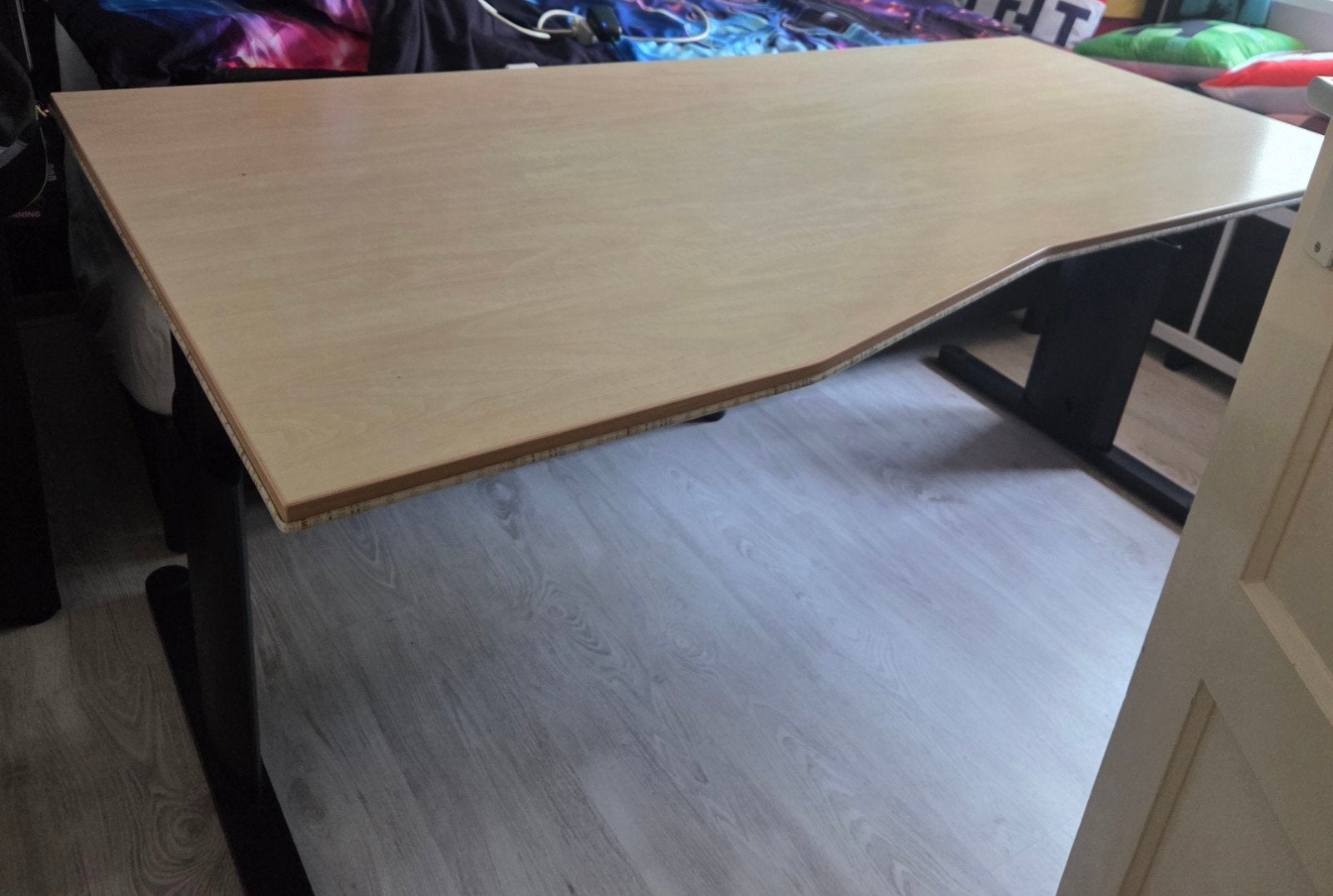 Ruim verstelbaar bureau met LED-strip en kabelgoten, Ophalen, Zo goed als nieuw