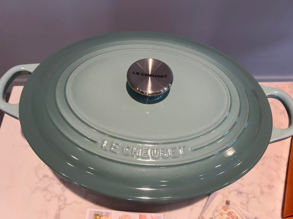 Nieuwe Le Creuset braadpan ovaal 29 cm Salie in de doos, Gietijzer, Nieuw, Ophalen of Verzenden, Keramische plaat