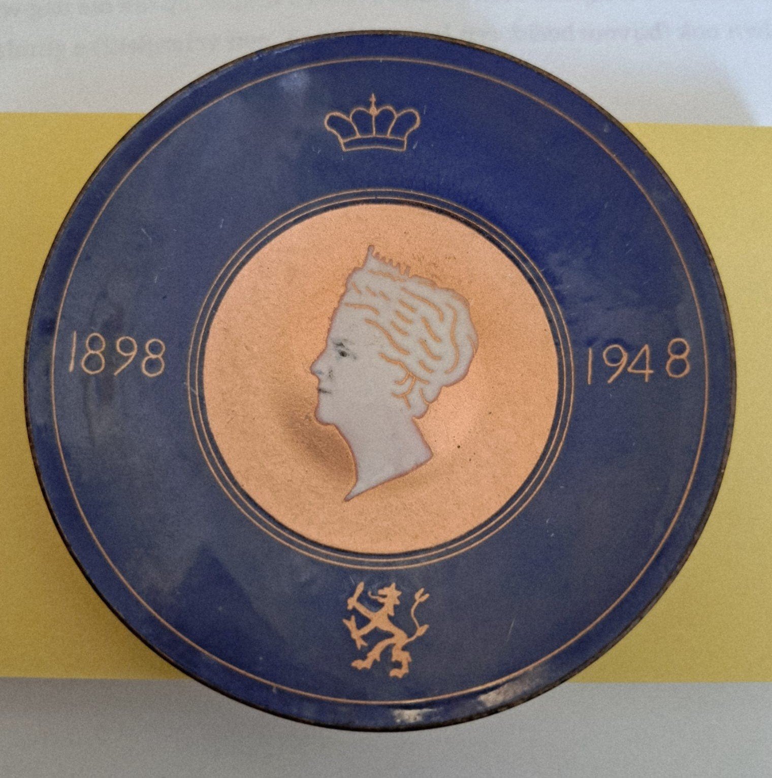 geëmailleerd klein bord  50 jaar regeren Koningin Wilhelmina, Verzamelen, Ophalen of Verzenden, Zo goed als nieuw, Nederland, Overige typen