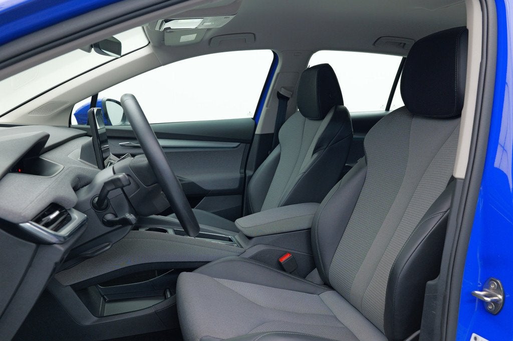Skoda Enyaq 50 Loft | 19" Lichtmetaal | Camera | Inklapbare, Automaat, Zwart, Met garantie (alle), Blauw