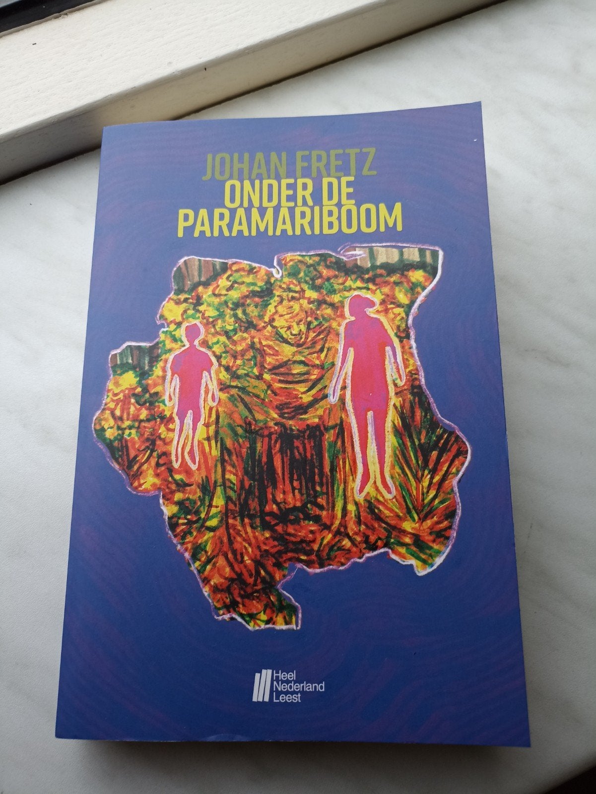 Johan Fretz - Onder de Paramariboom (Heel Nederland Leest), Ophalen of Verzenden, Zo goed als nieuw, Johan Fretz, Nederland