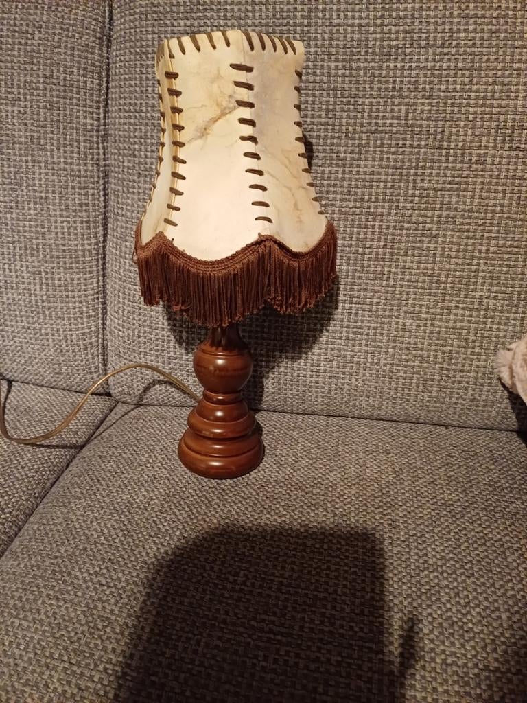 Vintage lampje eiken voet met leren kapje. 34 cm. hoog., Ophalen, Minder dan 50 cm