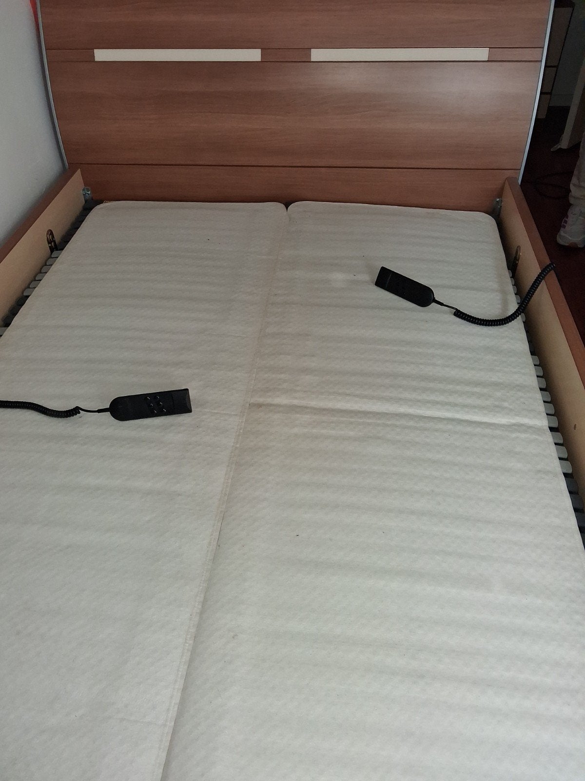 Tweepersoonsbed met verstelbare lattenbodems en motors, Huis en Inrichting, Slaapkamer | Bedden, Ophalen, Bruin, Tweepersoons