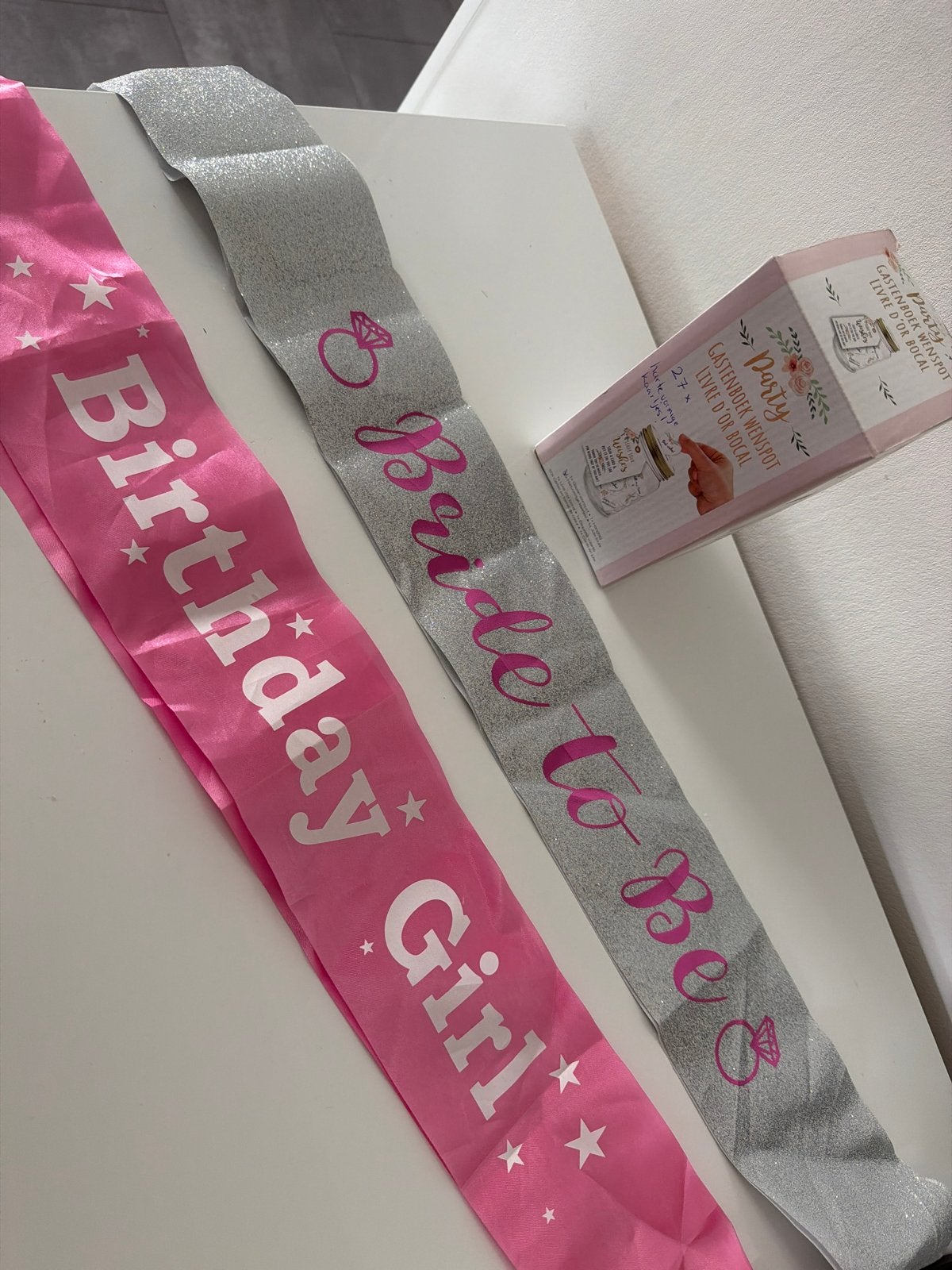 Gratis: Birthday Girl sjerp, Bride to Be sjerp en gastenboek, Ophalen, Gebruikt, Feestartikel, Verjaardag
