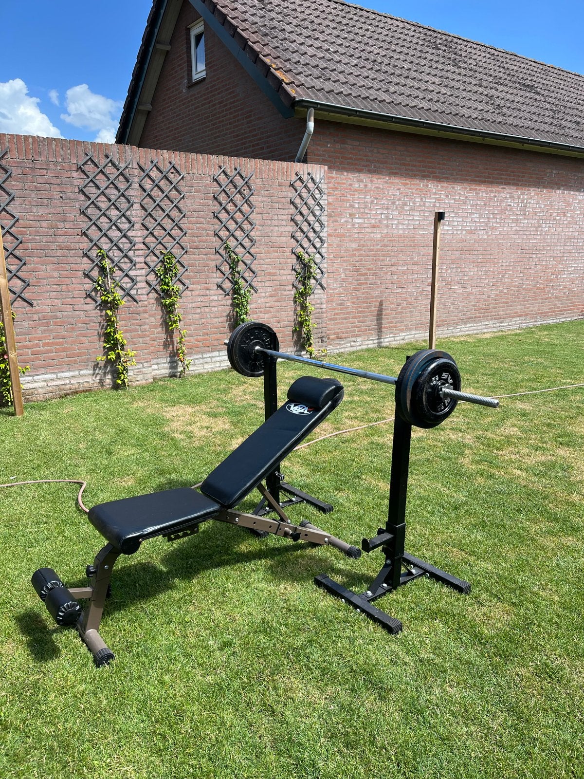 Fitnessbank met halterstang en gewichten, Sport en Fitness, Fitnessmaterialen, Ophalen, Gebruikt, Armen, Fitnessbank