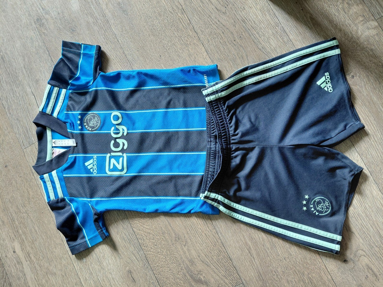 2x Ajax tenue maat 116, Ophalen of Verzenden, Gebruikt, Jongen of Meisje