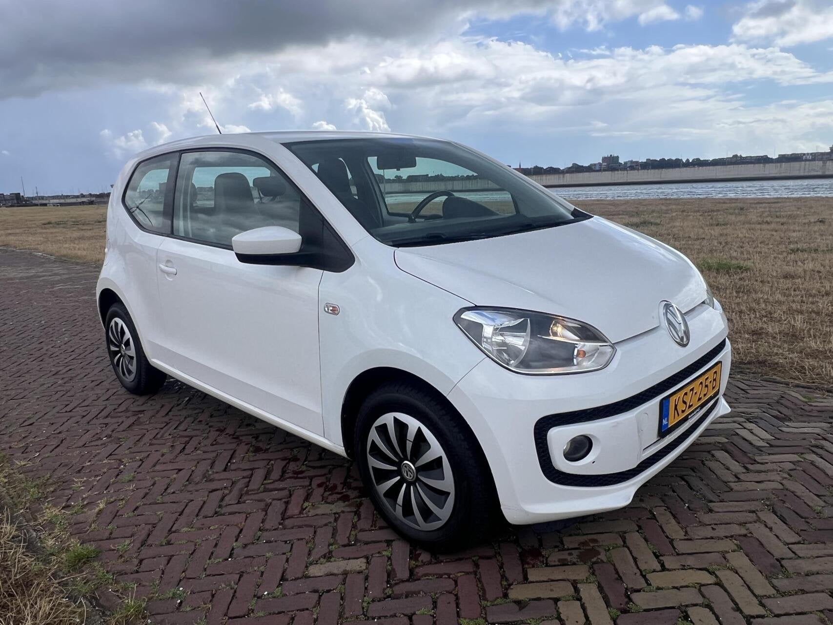 Volkswagen Up! 1.0 AIRCO|ST.VERW|LEDER|NW APK, Auto's, Volkswagen, Gebruikt, Stoelverwarming, 60 pk, Leder en Stof