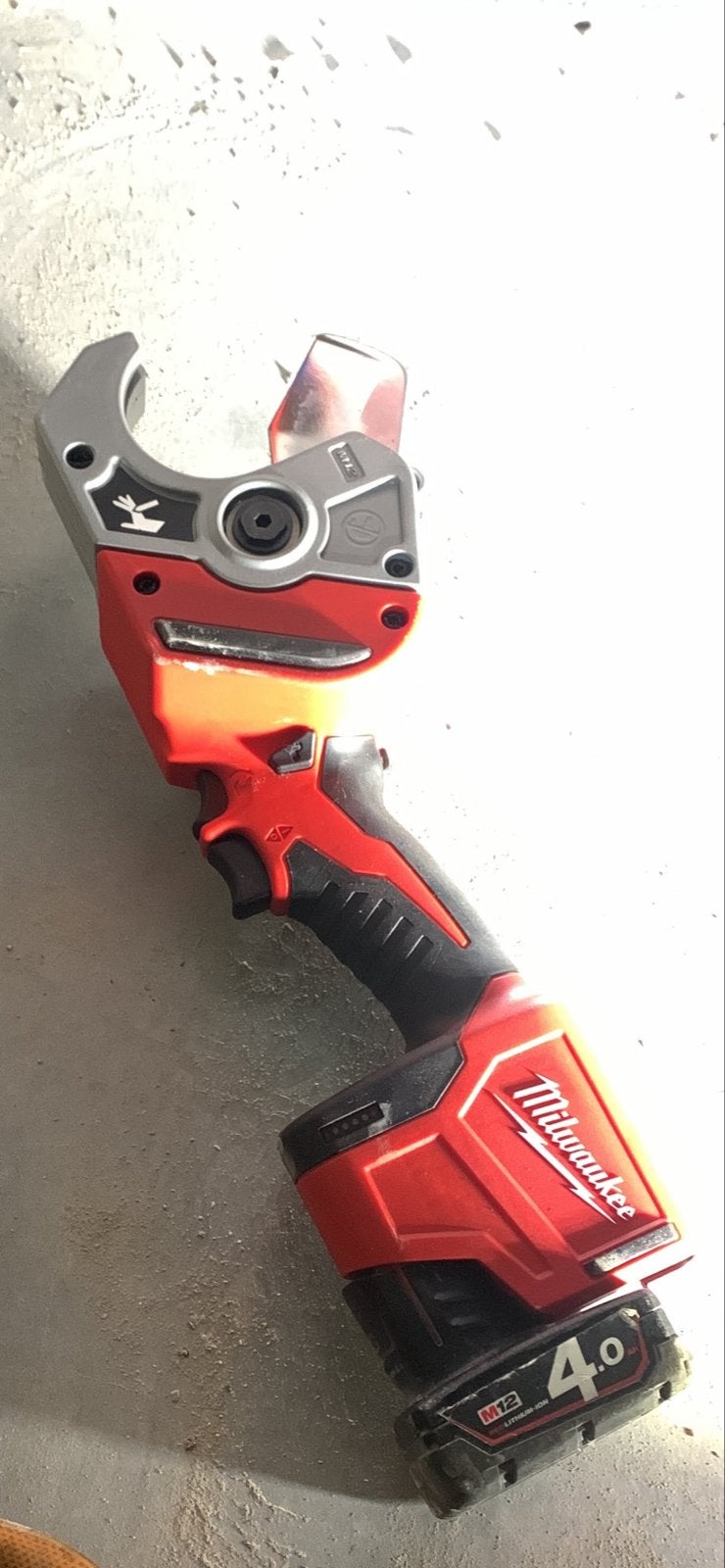Milwaukee M12 Pijpsnijder - Gebruikt, Doe-het-zelf en Verbouw, Gereedschap | Handgereedschap, Ophalen, Gebruikt, Snijgereedschap