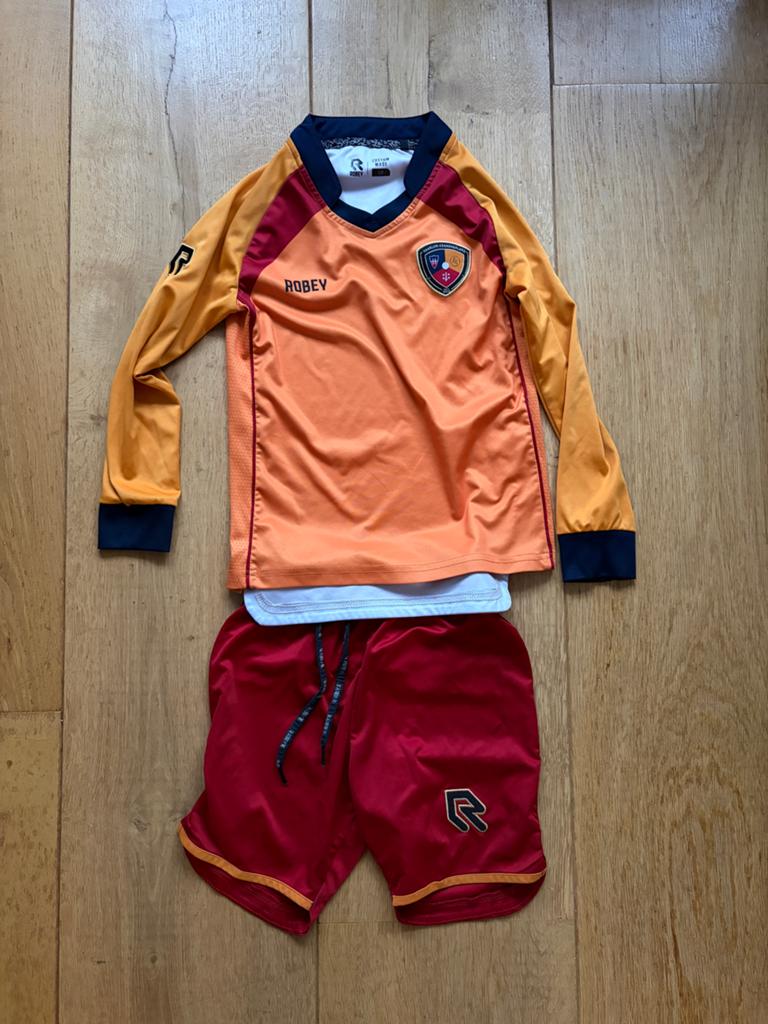 Voetbaltenue Haarlem-Kennemerland Maat 128 Robey, Kinderen en Baby's, Kinderkleding | Maat 128, Ophalen, Gebruikt, Jongen, Setje