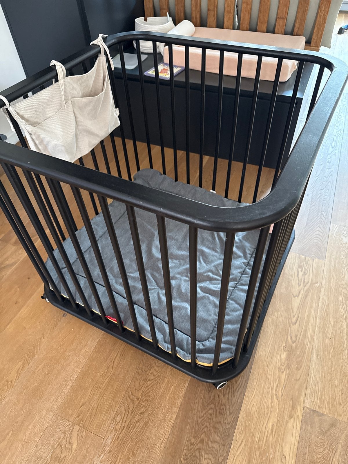 Bopita Caro Box Zwart met Boxkleed en Wieltjes, Ophalen, Gebruikt, Vierkant, In hoogte verstelbaar