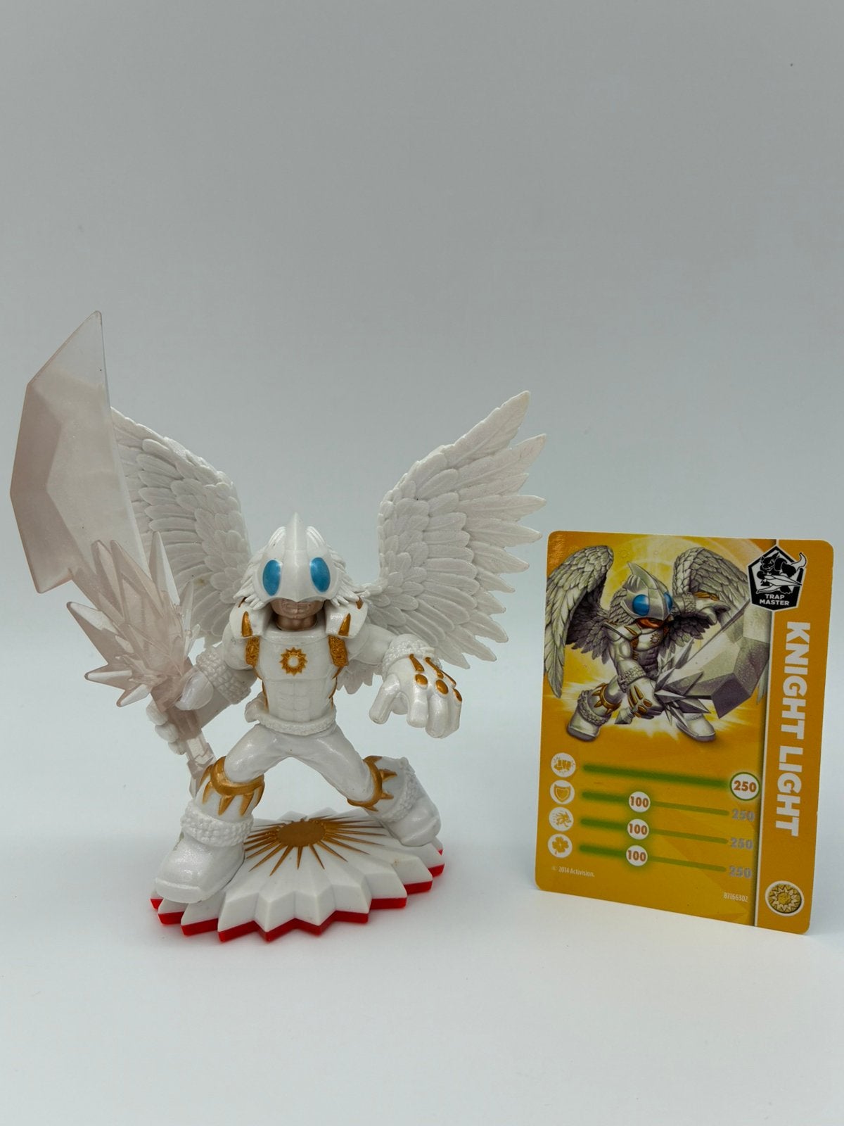 Skylanders Trap Team Knight Light met kaartje, Spelcomputers en Games, Avontuur en Actie, Niet van toepassing – tweedehands product van vóór 13-12-2024