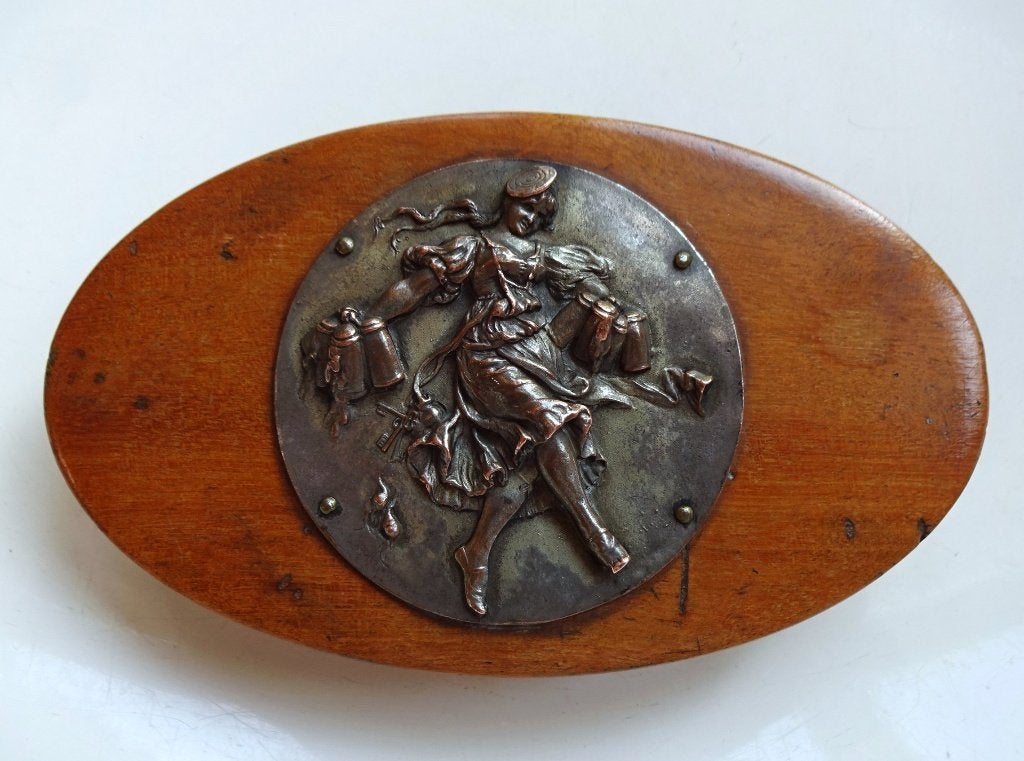 Victoriaans vruchtenhouten doosje: koperen plaquette, meisje, Antiek en Kunst, Ophalen of Verzenden