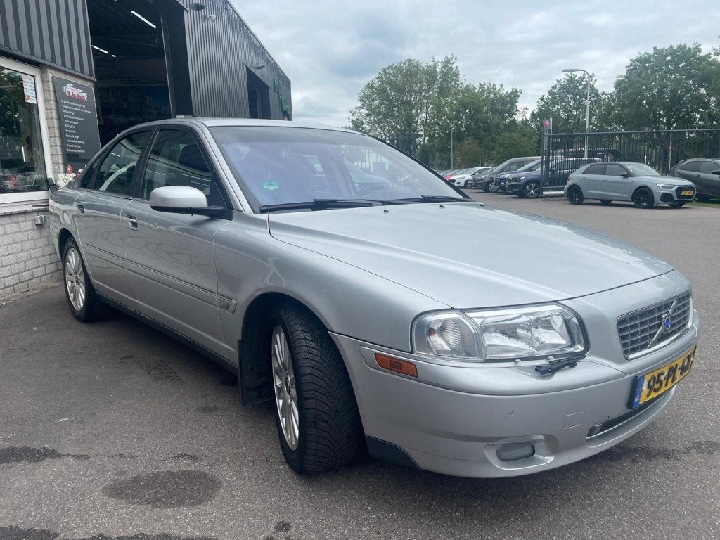 Volvo S80 2.4 MOMENTUM Trekhaak Leder Schuifdak Parkeersenso, Auto's, Voorwielaandrijving, Bedrijf, 1439 kg, Sedan