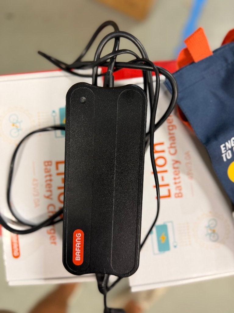 Oplader Bafang nieuw hoge korting 2 uitvoeringen, Nieuw