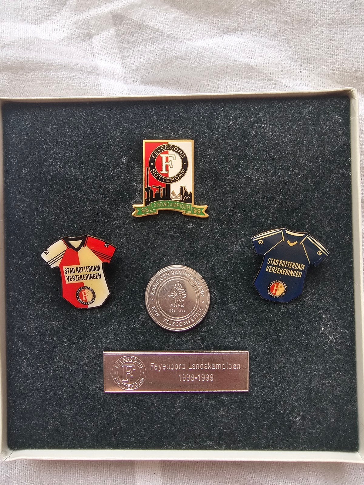 Feyenoord Landskampioen 1998-1999 Speldjes Set, Verzamelen, Ophalen of Verzenden, Zo goed als nieuw, Feyenoord, Overige typen