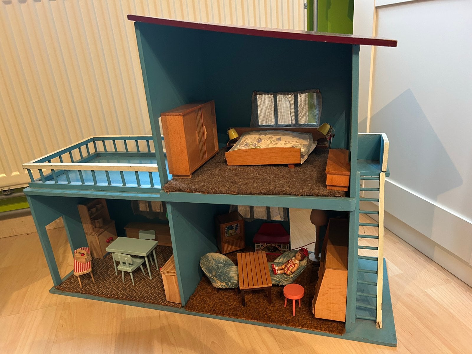 Zelfgemaakt poppenhuis met complete inrichting, Ophalen, Gebruikt, Poppenhuis