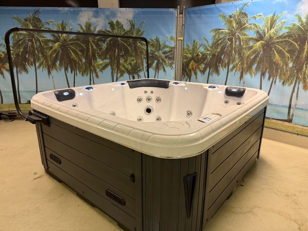 Balboa Relax 5 personen. 2 Ligplaatsen, LED, Massage., Ophalen, Zo goed als nieuw, Filter