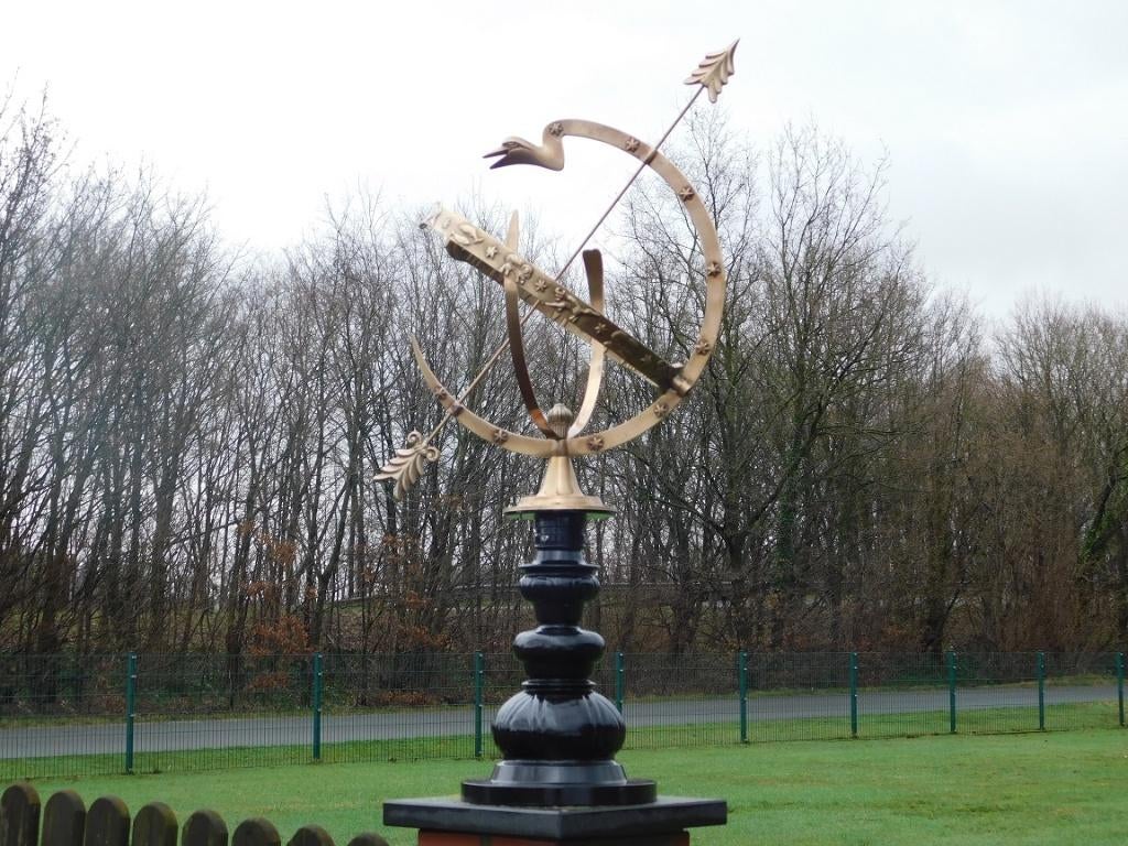 Exclusieve Zonnewijzer van Messing op Alu Sokkel, Tuin en Terras, Zonnewijzers, Nieuw, Ophalen of Verzenden