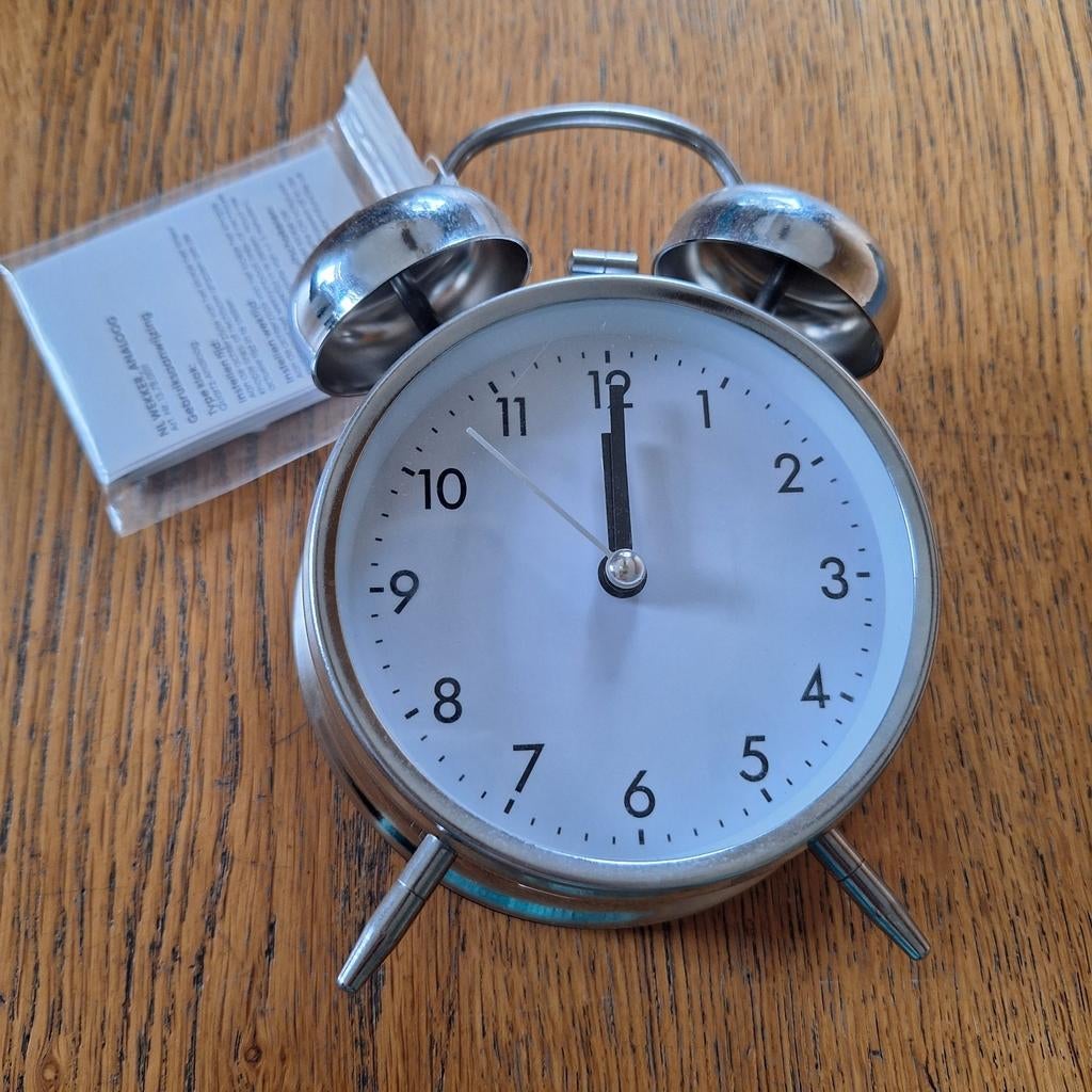 Wekker HEMA analoog alarmklok wakkermaker nachtkast nieuw, Witgoed en Apparatuur, Wekkers, Ophalen of Verzenden, Zo goed als nieuw