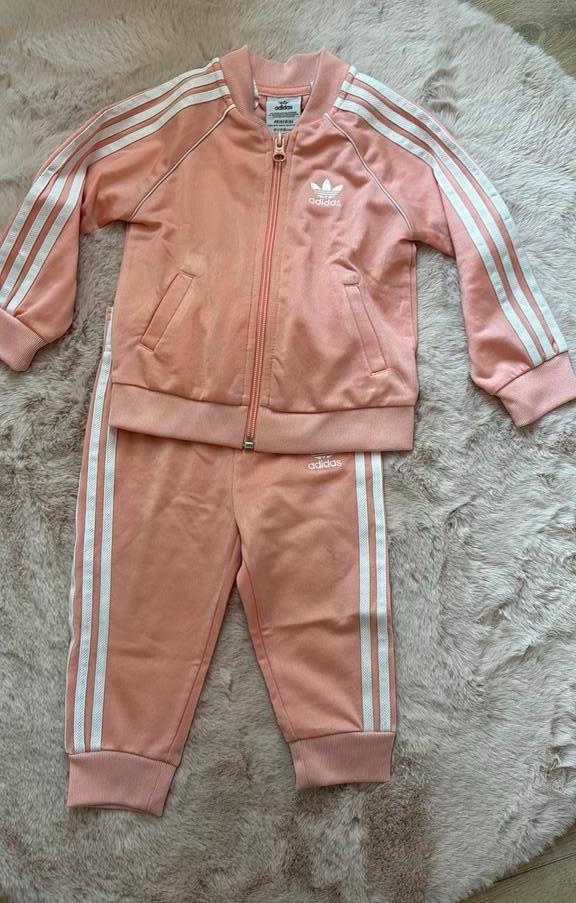 Adidas trainingspak zalm roze maat 80, Kinderen en Baby's, Ophalen of Verzenden, Zo goed als nieuw, Meisje