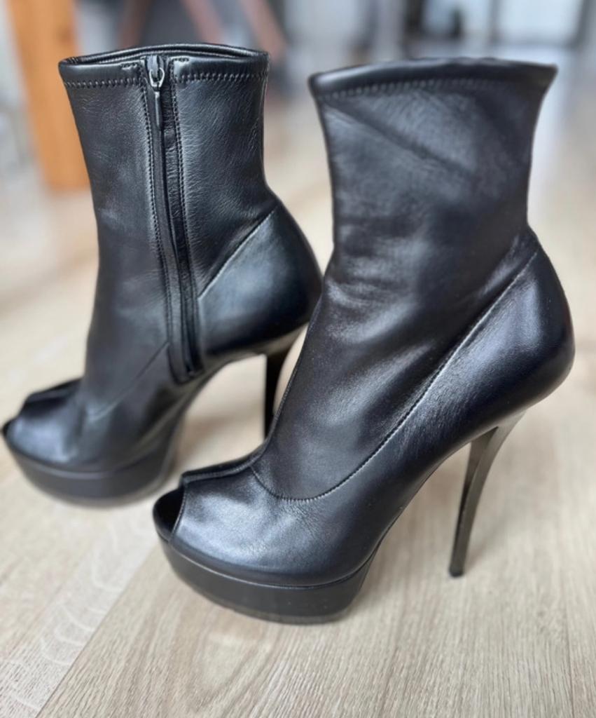 Gucci boots, size 36,5, Kleding | Dames, Schoenen, Hoge laarzen, Zwart, Ophalen of Verzenden, Zo goed als nieuw