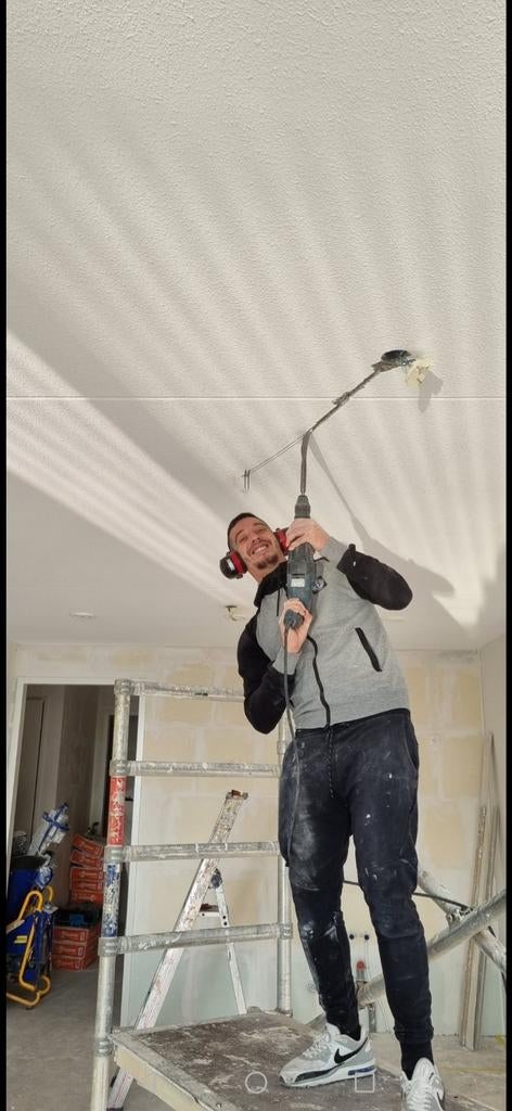 Klusjesman heeft tijd voor verschillende klusjes, Behangen