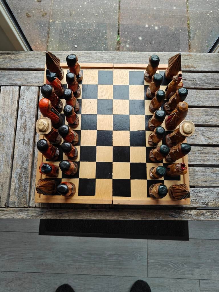 Houten schaakspel met handgesneden stukken, Hobby en Vrije tijd, Een of twee spelers, Onbekend, Ophalen of Verzenden, Zo goed als nieuw