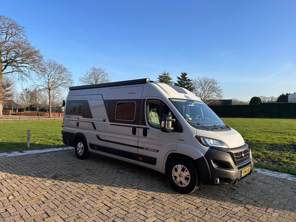 Adria Twin 640 SLB | 2022 | 4 stoelen/ 2 bedden, Caravans en Kamperen, Campers, Buscamper of Camperbus, Ringverwarming, Fiat, Achteruitrijcamera