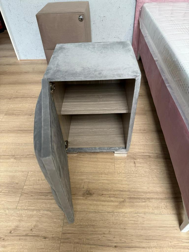 Fluwelen Nachtkastje in Zilvergrijs – OP=OP, Huis en Inrichting, Verzenden, Nieuw, 45 tot 65 cm, Minder dan 55 cm