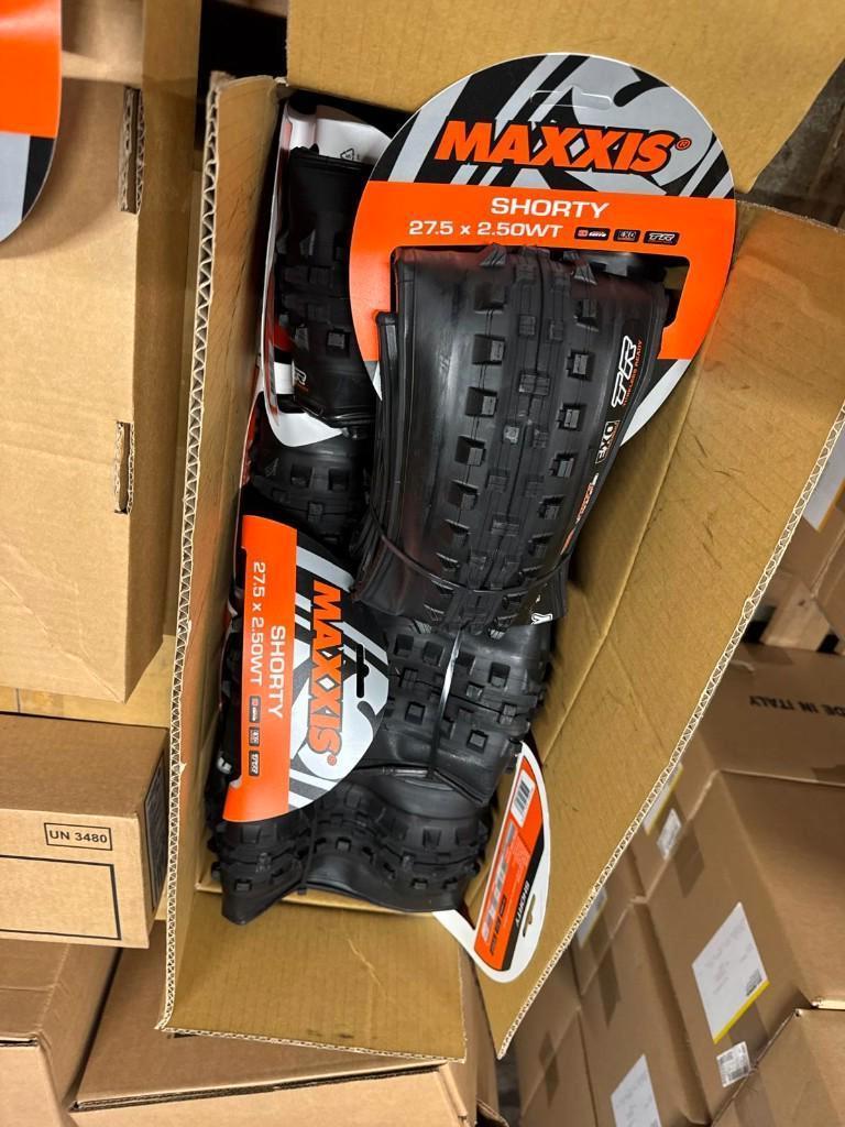 Partij van 80 Stuks | Maxxis 27.5" X 2.50 | Vouwband, Fietsen en Brommers, Industrieweg 4, Heerenveen, Band, -, Nieuw