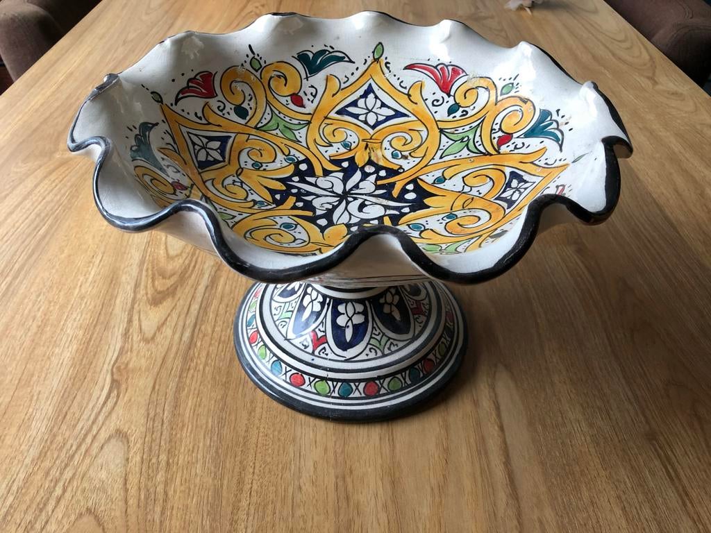 Decoratieve aardewerk schaal op voet, Huis en Inrichting, Woonaccessoires | Schalen en Manden, Porselein of Keramiek, Schaal, Rond